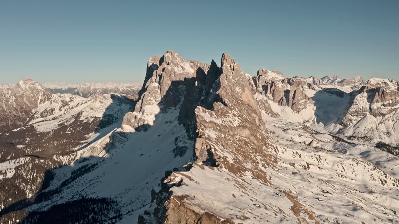 Ripresa drone con movimento lento in avanti, frontale della cresta del Seceda