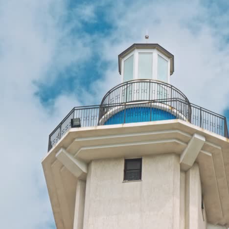 faro en la duna de arena contra el cielo azul
