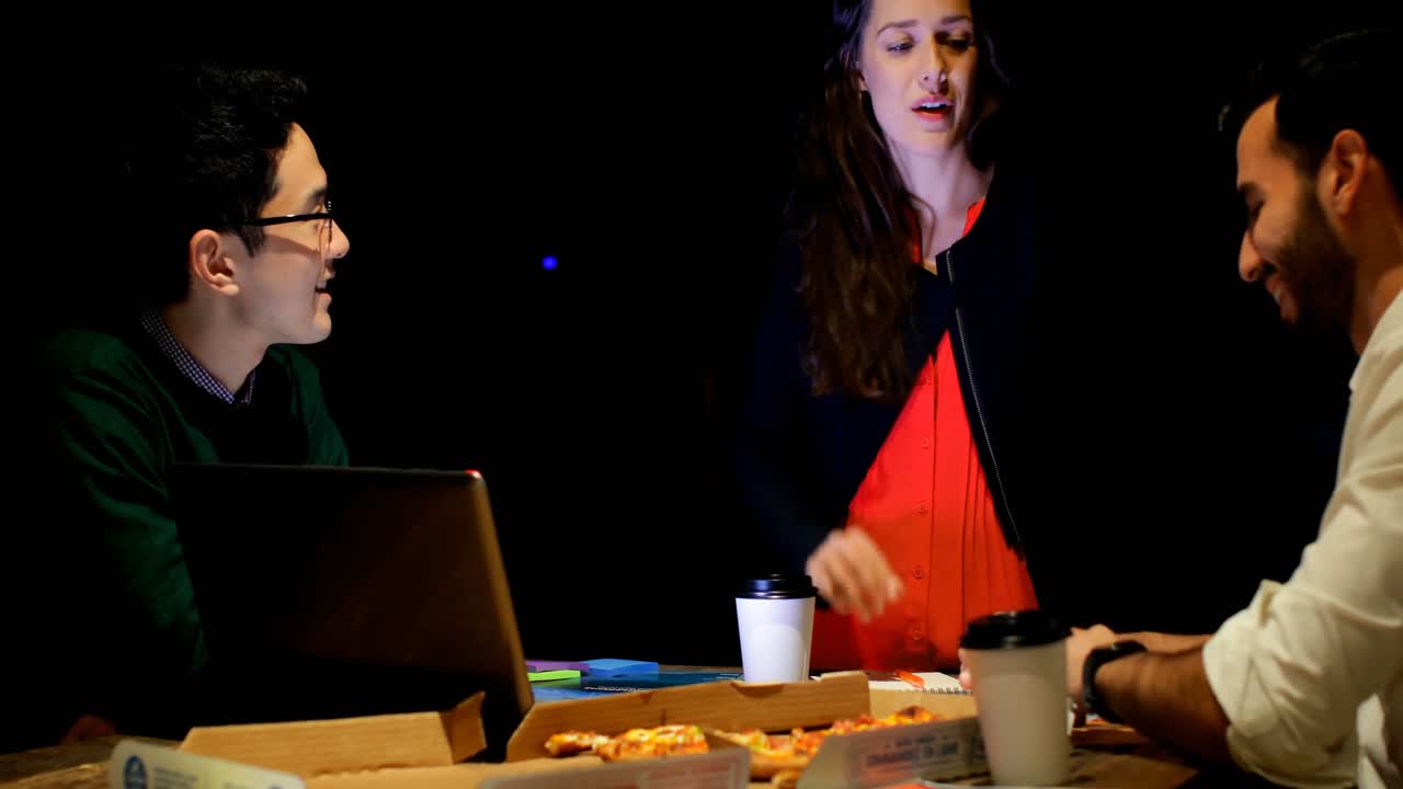 colegas de negocios interactuando entre sí en la sala de conferencias 4k