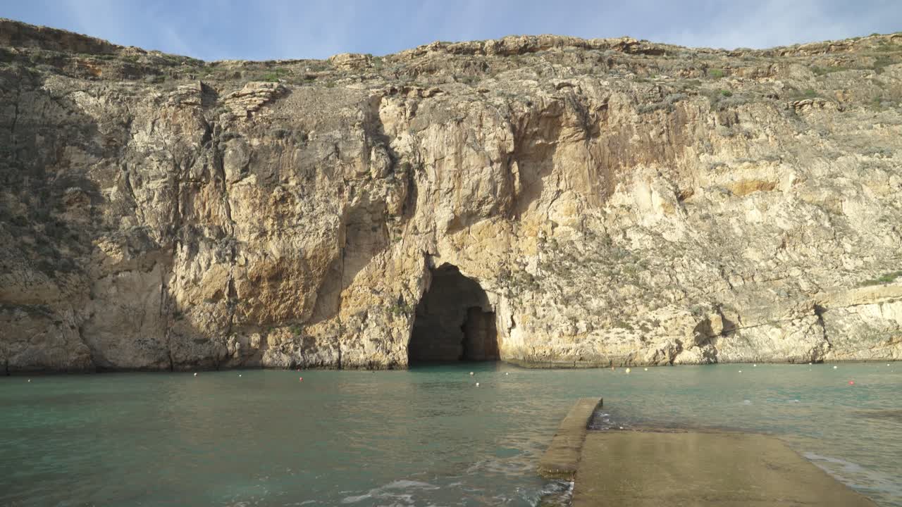 revelando cuevas marinas interiores en malta cuando se está parado en muelles de piedra en la isla de gozo