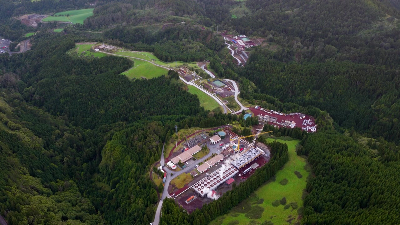 Toàn Cảnh Từ Trên Cao Của Cơ Sở Công Nghiệp Tại Khu Vực Miền Núi Ở Azores, Bồ Đào Nha