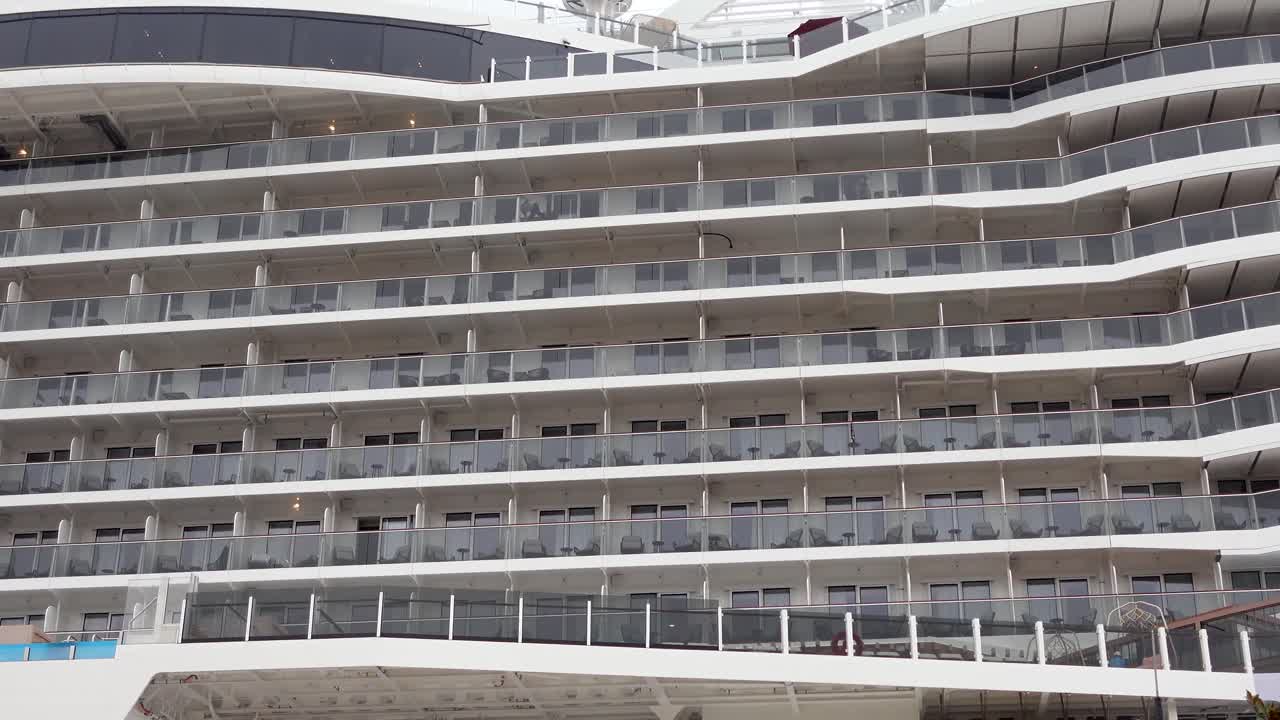 exterior de un crucero con balcones