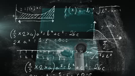 animación del procesamiento de datos con ecuaciones matemáticas sobre fondo negro