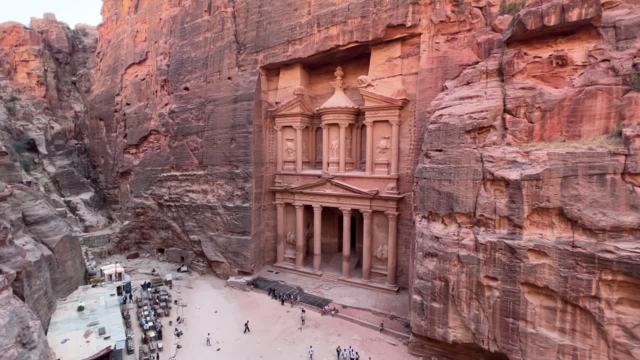 el valle de petra desde arriba en wadi musa, jordania con el tesoro en medio de un paisaje rocoso y montañoso, un sitio del patrimonio de la unesco, el antiguo reino nabateo 4k establecer disparo