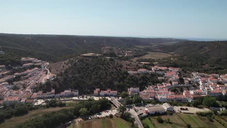 Vista-De-Drones-Sobre-La-Ciudad-De-Aljezur-En-Portugal.