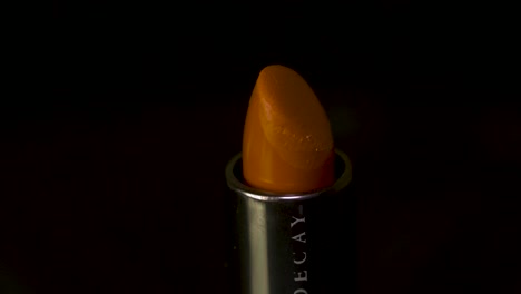 primer plano de un lápiz labial naranja