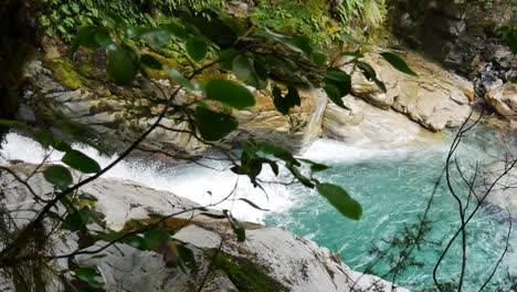 cascada aislada de la selva tropical con piscina azul