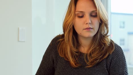 Frau-Nutzt-Digitales-Tablet-Beim-Kaffeetrinken