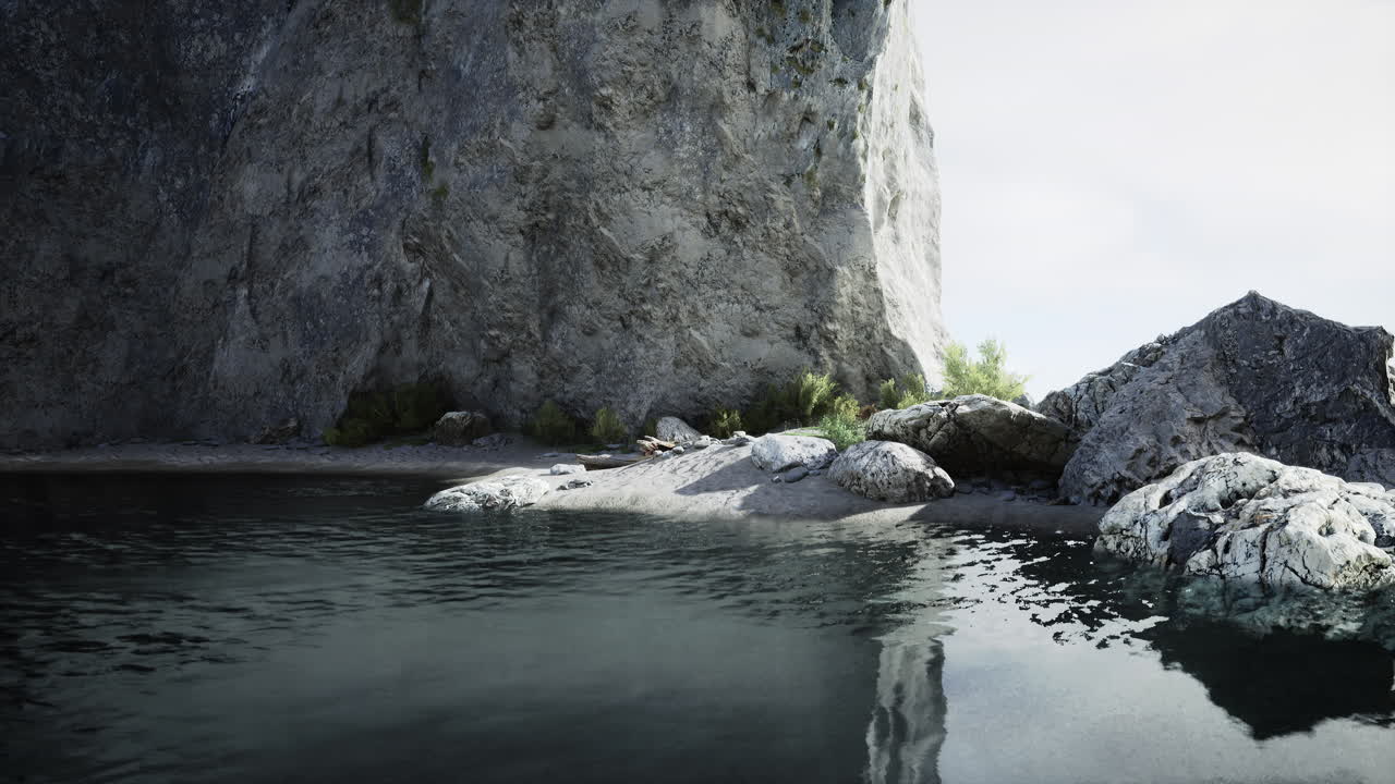 배경 에 절벽 이 있는 작은 해변