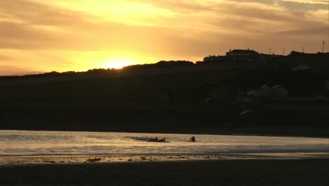 Surfen-Bei-Sonnenuntergang