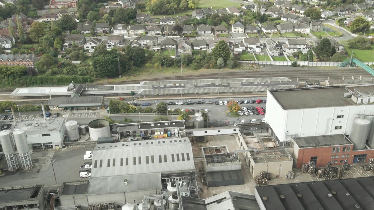 Una vista aerea rivela la Dundalk Bay Brewery e Distillery nella città di Dundalk, Contea di Louth, Irlanda.