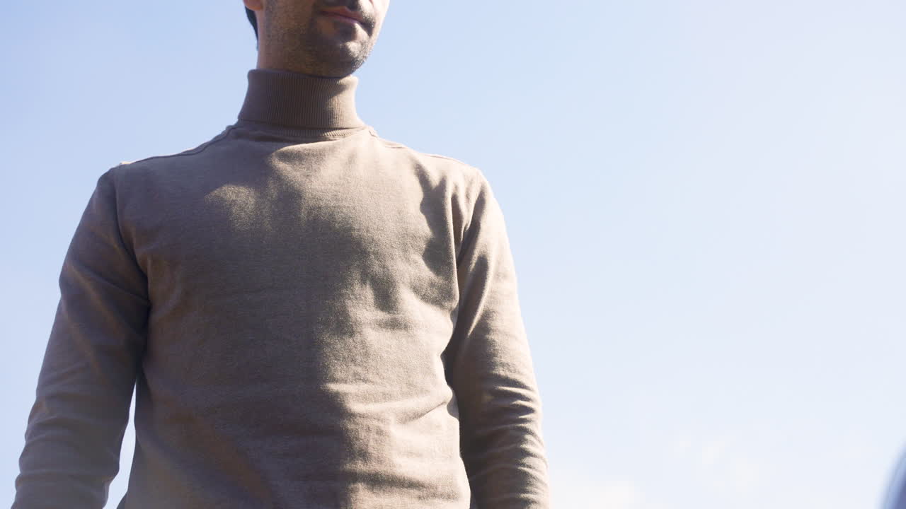 야외에서 젊은 남자