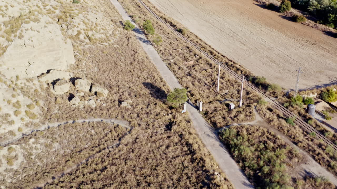 aéreo siguiendo a un ciclista profesional en la naturaleza pintoresca española, deporte activo