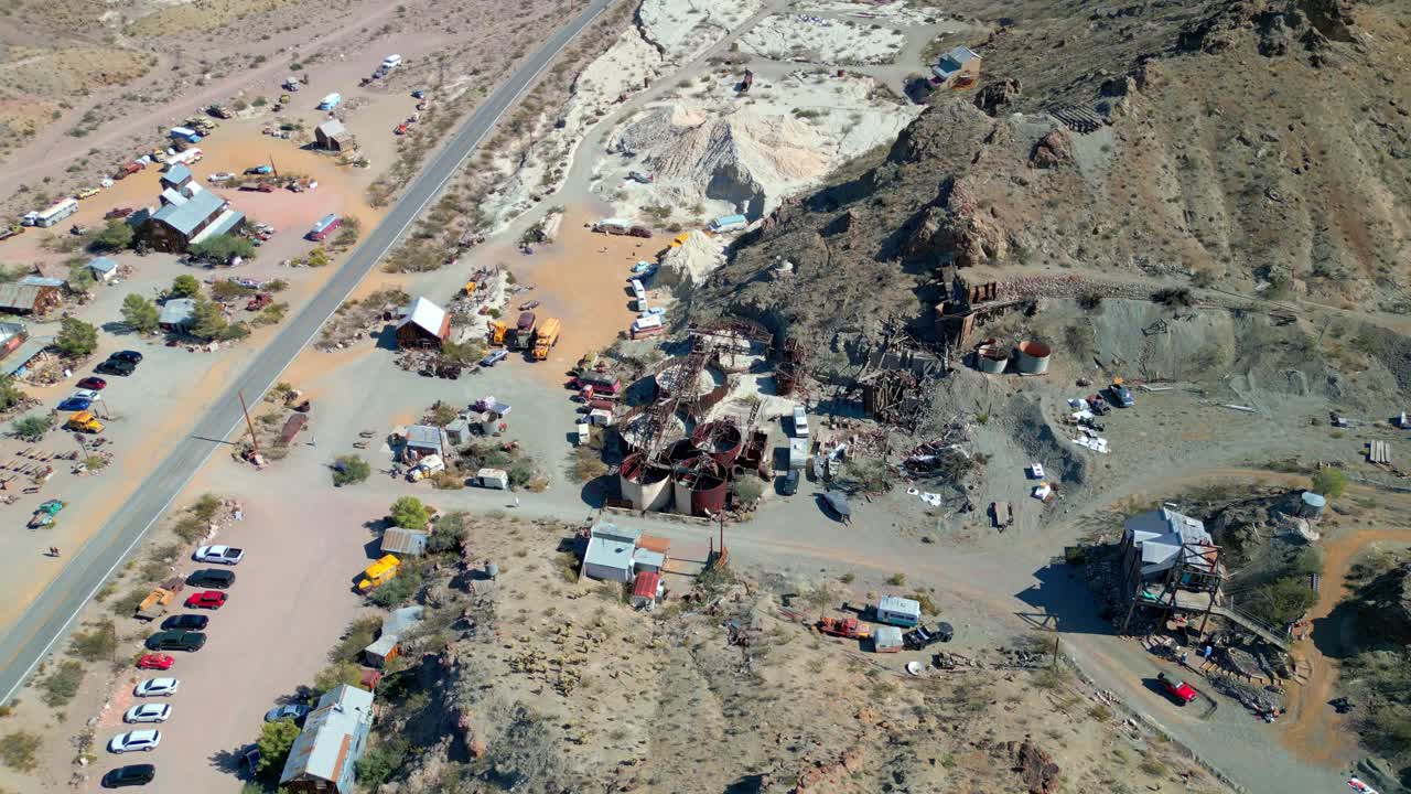 vista aérea sobre la ciudad fantasma de nelson en nevada, ee.uu. - disparo de avión no tripulado
