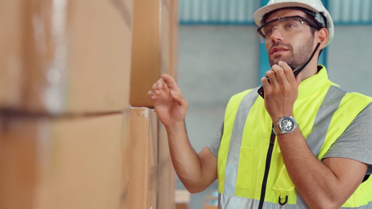 trabajador de carga profesional habla por radio portátil para comunicarse con otro trabajador