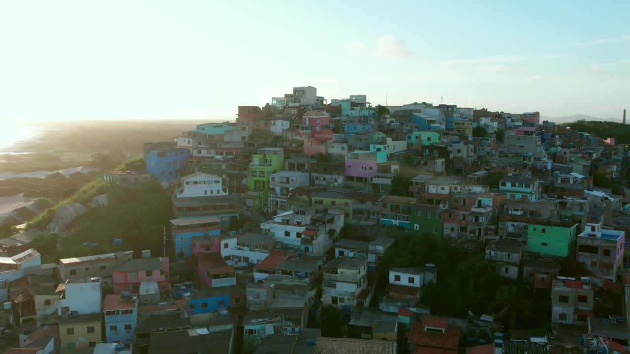 favela, barrio de la clase trabajadora en arraial do cabo brasil, vista panorámica aérea de drones, barrio marginal del gueto de río de janeiro casas coloridas