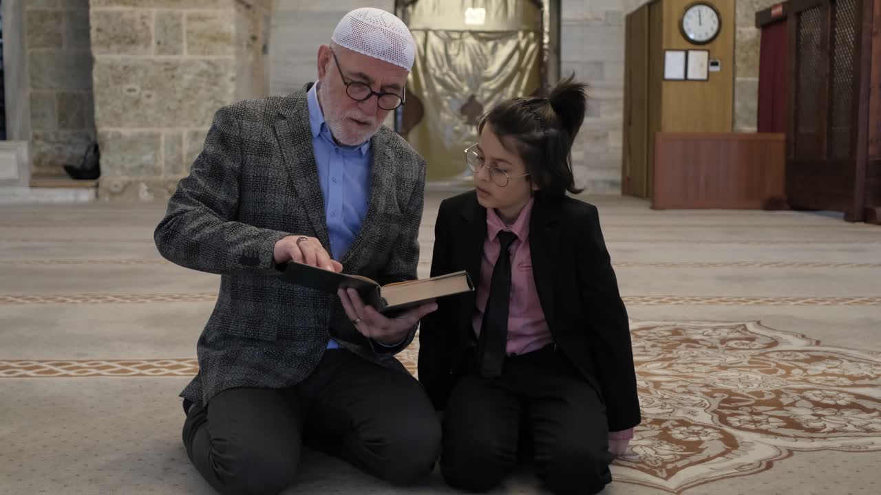 꾸란 을 가르치는 사람