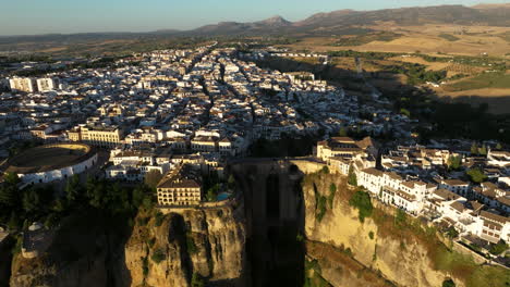 Acantilados-Escarpados-Con-El-Casco-Antiguo-De-Ronda-Durante-La-Puesta-De-Sol-En-La-Provincia-De-Málaga,-España