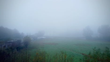 Eine-Luftaufnahme-Eines-Mit-Nebel-Bedeckten-Weidefeldes-In-4k-Konzept-Für-Ein-Gruseliges-Nebelfeld