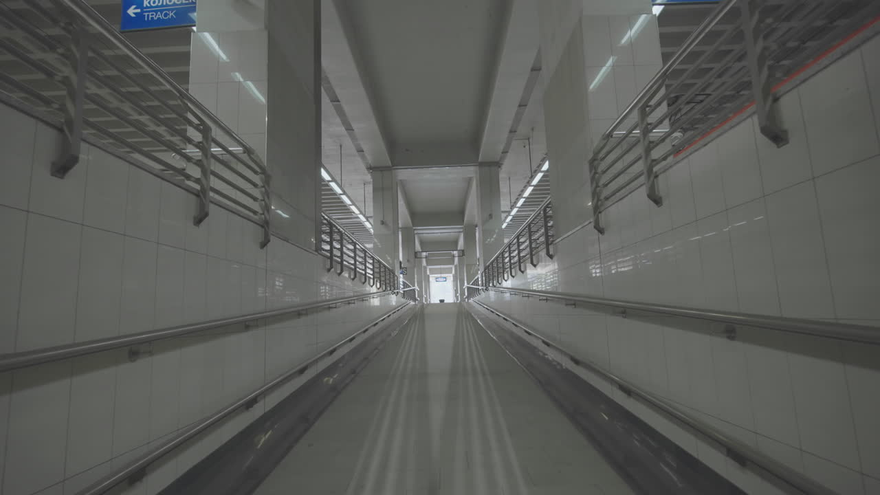 현대 기차역 지하 통로