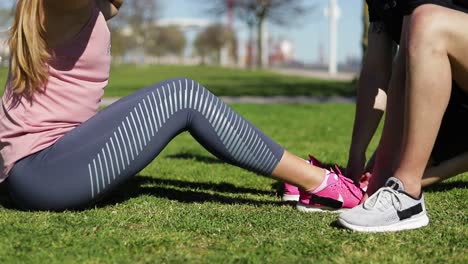 Ausschnittaufnahme-Eines-Sportlichen-Jungen-Paares,-Das-Im-Park-Trainiert.