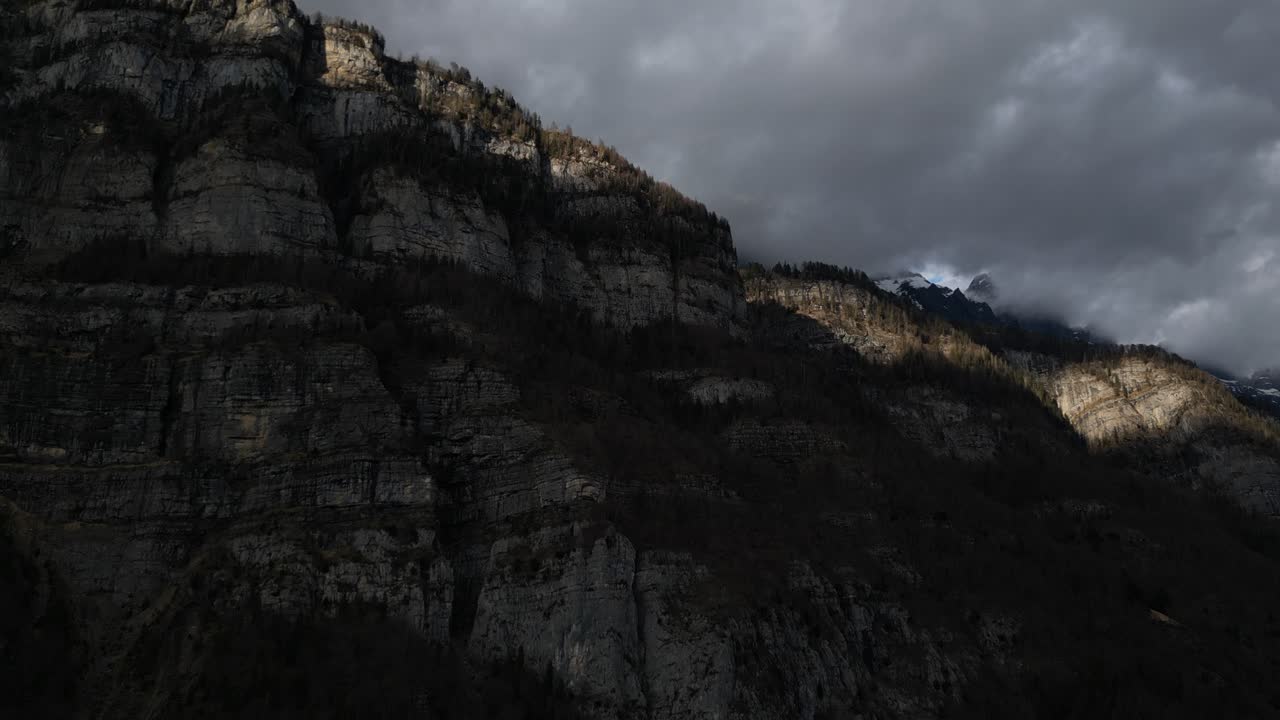 volando cerca de las montañas rocosas en el lago walensee unterterzen en suiza