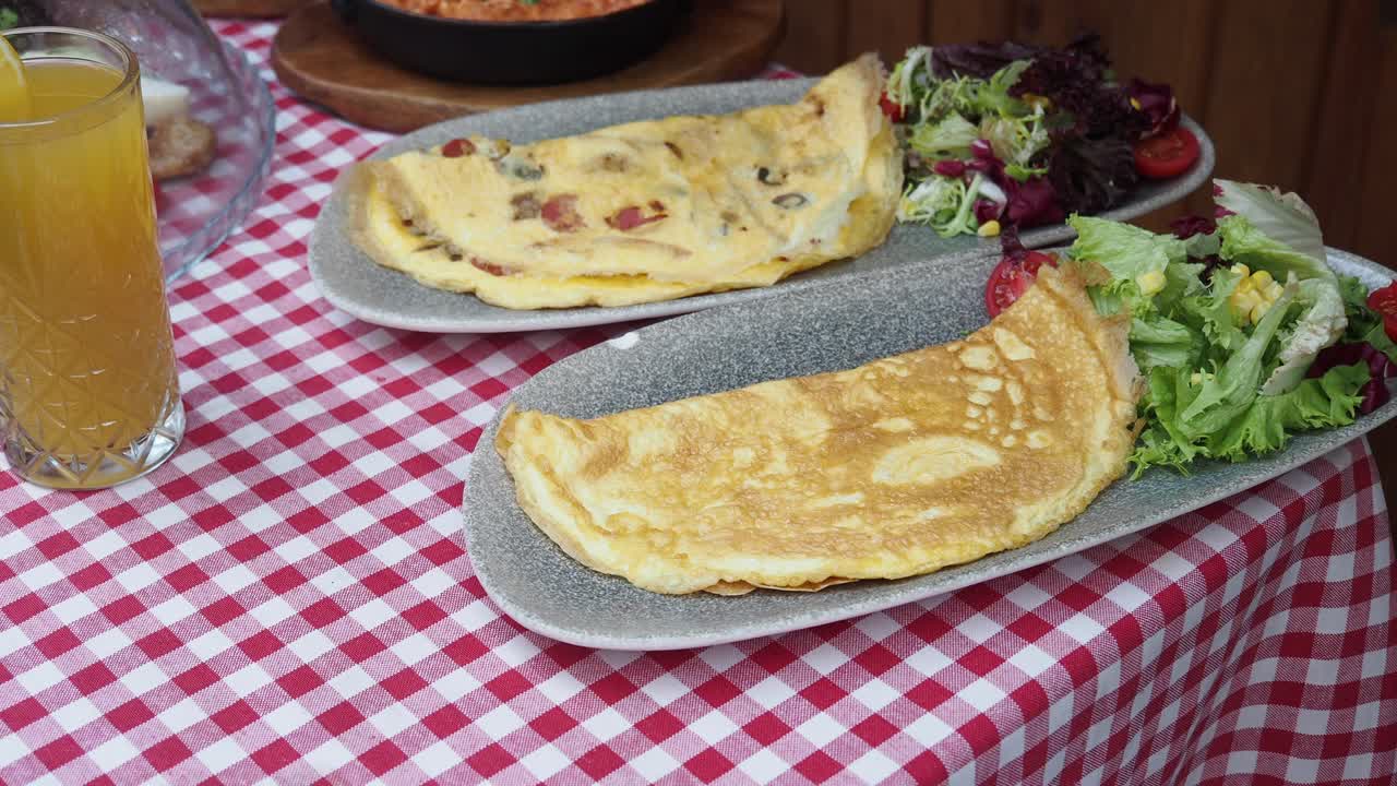 una deliciosa tortilla con ensalada para el desayuno