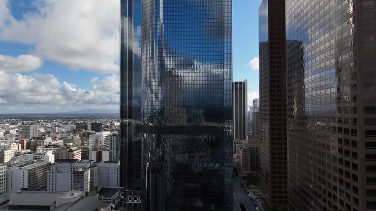 Voo de drone sobre Bunker Hill no centro de Los Angeles.
