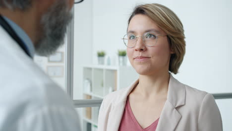 el médico examina la garganta del paciente