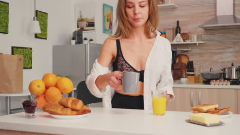 mujer seductora con una taza de té