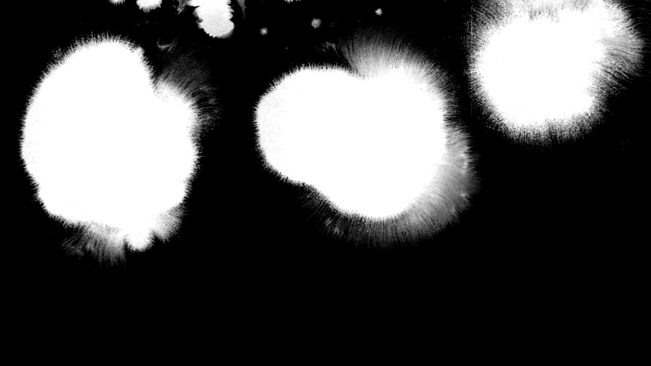 pintura abstracta pincel trazo forma salpicaduras de tinta negra fluyendo y lavando en croma clave fondo de pantalla verde, salpicadura de tinta artística