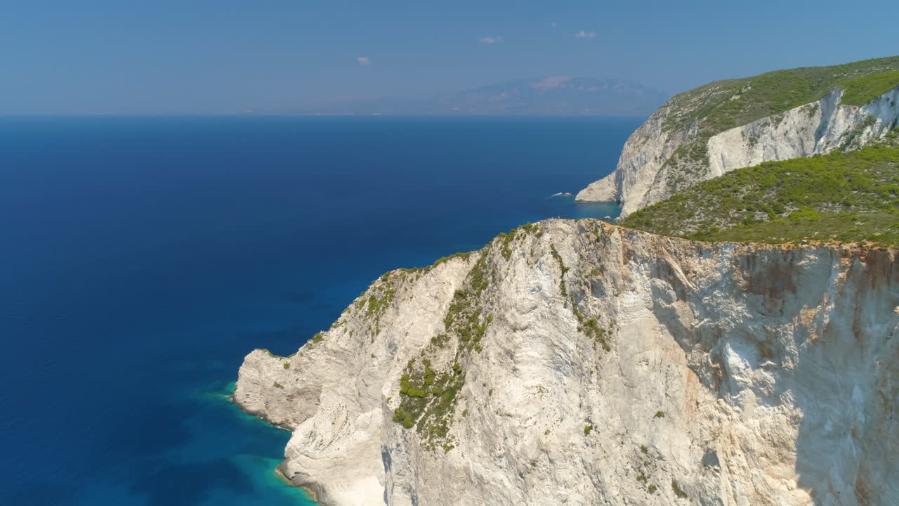toma aérea de drones de grandes acantilados y océano azul en zakynthos, grecia, 4k uhd