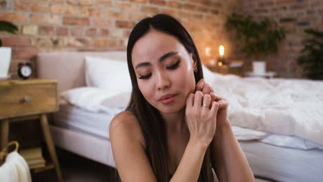 mujer en el dormitorio