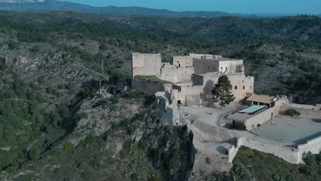 castillo y pueblo de miravet rio ebro tarragona
