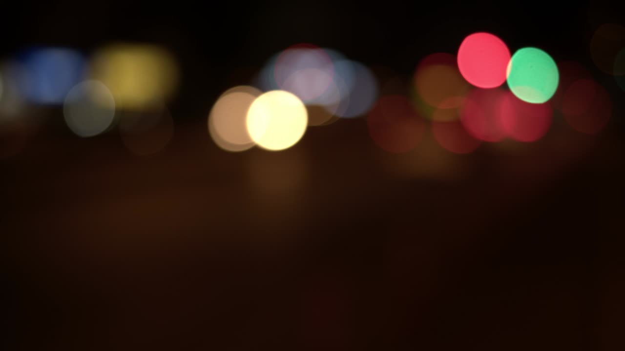 la vida de la ciudad borrosa tráfico de coches por la noche