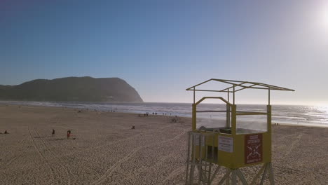 mosca aérea más allá de la torre de salvavidas en la playa de oregon