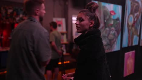 visitantes de galerías de arte