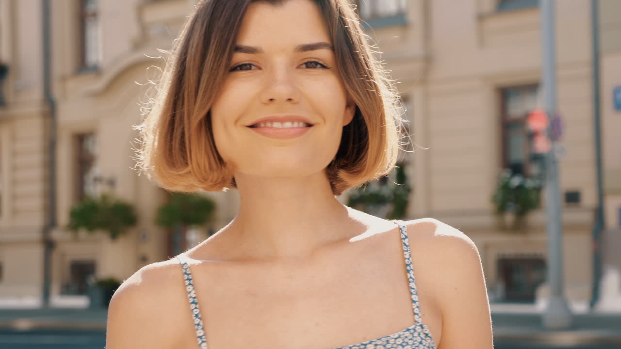 mujer sonriente en la calle de la ciudad