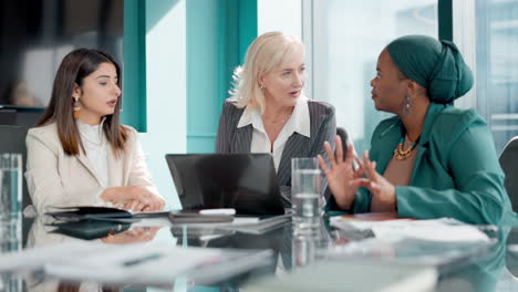 businesswomen in meeting
