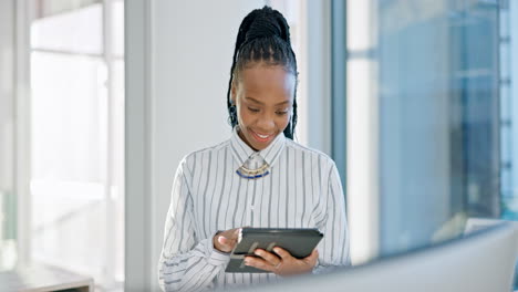 Tablet,-Geschäftsfrau-Und-Internet-Im-Büro