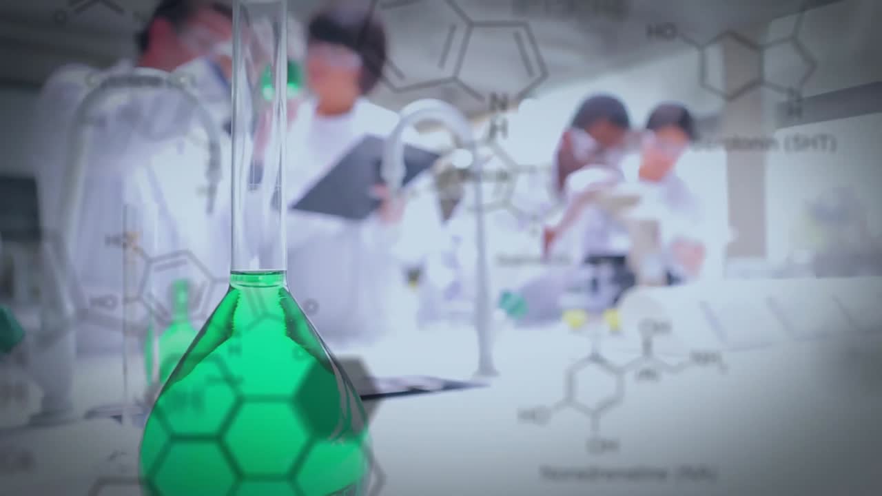 matraz de laboratorio con datos y fórmula estructural de los compuestos químicos en el foregr