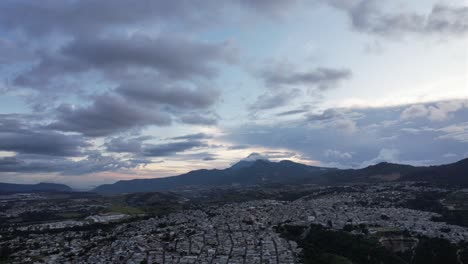 Imágenes-Aéreas-Con-Drones-A-Un-Volcán-En-La-Ciudad-De-Guatemala-Al-Atardecer