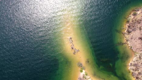 Imágenes-De-Drones-Que-Muestran-La-Costa-Encontrándose-Con-Un-Impresionante-Lago-Azul-En-El-Embalse-De-Whiskytown,-California