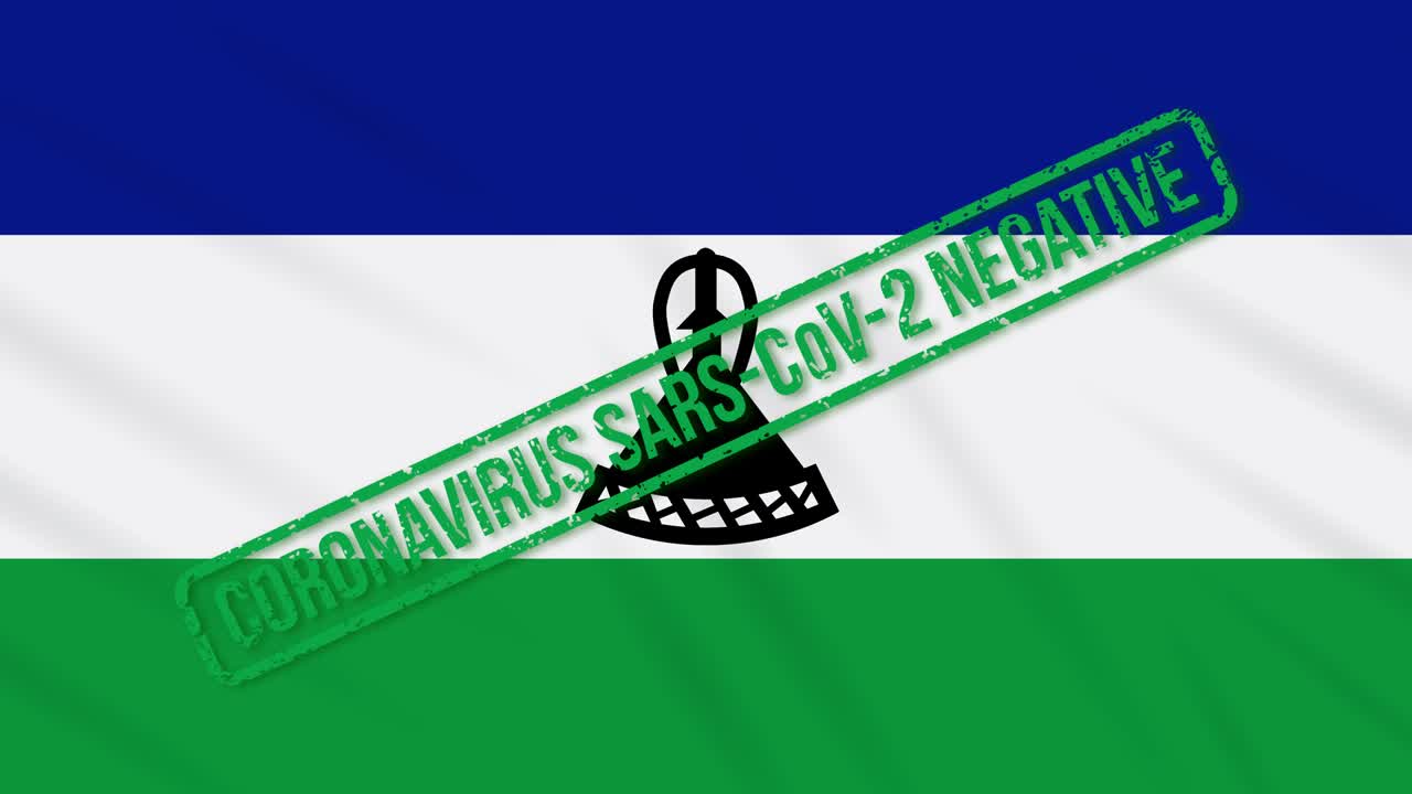 레소토는 코로나 바이러스로부터의 자유의 녹색 스프를 가진 발을 흔들고 있습니다.