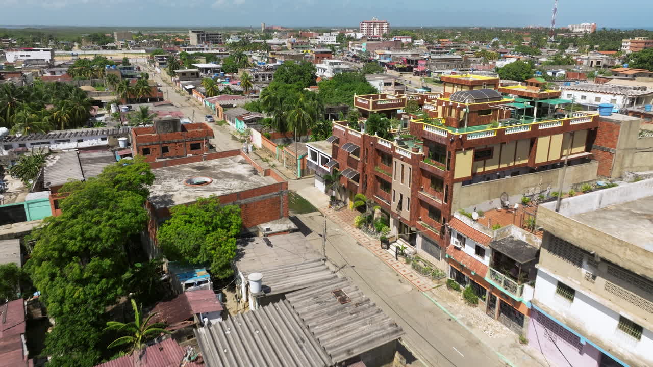 Volando sobre la Ciudad de Chichiriviche en Venezuela durante el Día - Toma de Dron