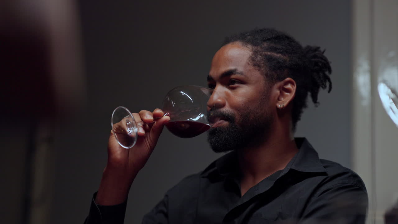 Hombre con copa de vino