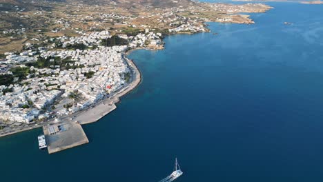 Aerial-footage-of-the-town-and-port-of-Parikia-on-the-island-of-Paros,-one-of-the-many-Cyclades-Islands-in-the-Aegean-Sea