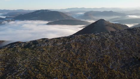 vuelo de drones sobre mar de nubes
