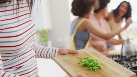 Fröhliche,-Vielfältige-Freundinnen,-Die-Gemeinsam-In-Der-Küche-Reden-Und-Kochen