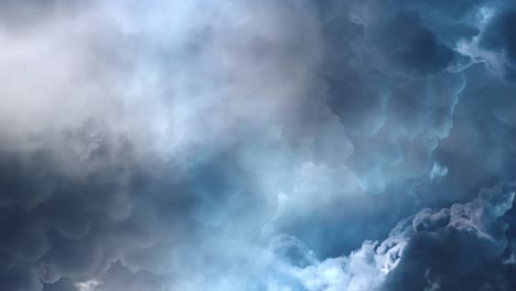 tormenta, relámpagos entre nubes oscuras que se mueven en el cielo